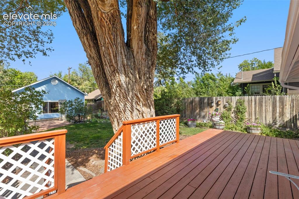 Image 19 of 50: Deck