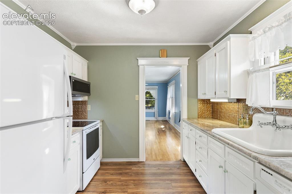 Image 6 of 50: Kitchen