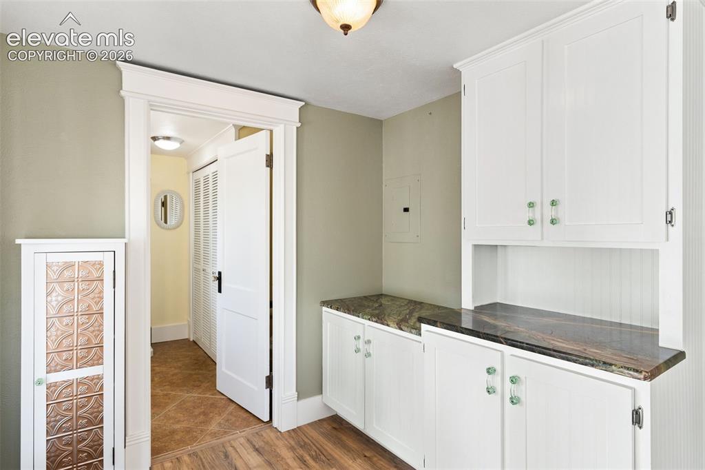 Image 9 of 50: Bar