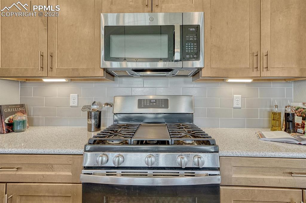 Image 12 of 50: Kitchen