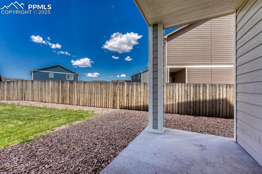 Image 16 of 50: Yard