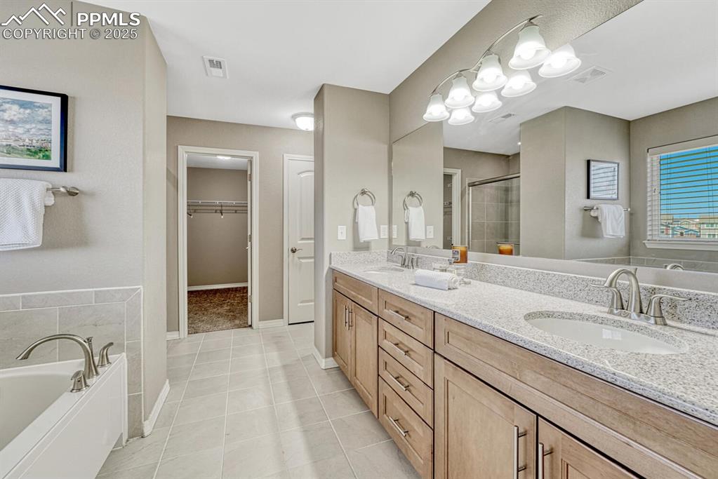 Image 27 of 50: Bathroom