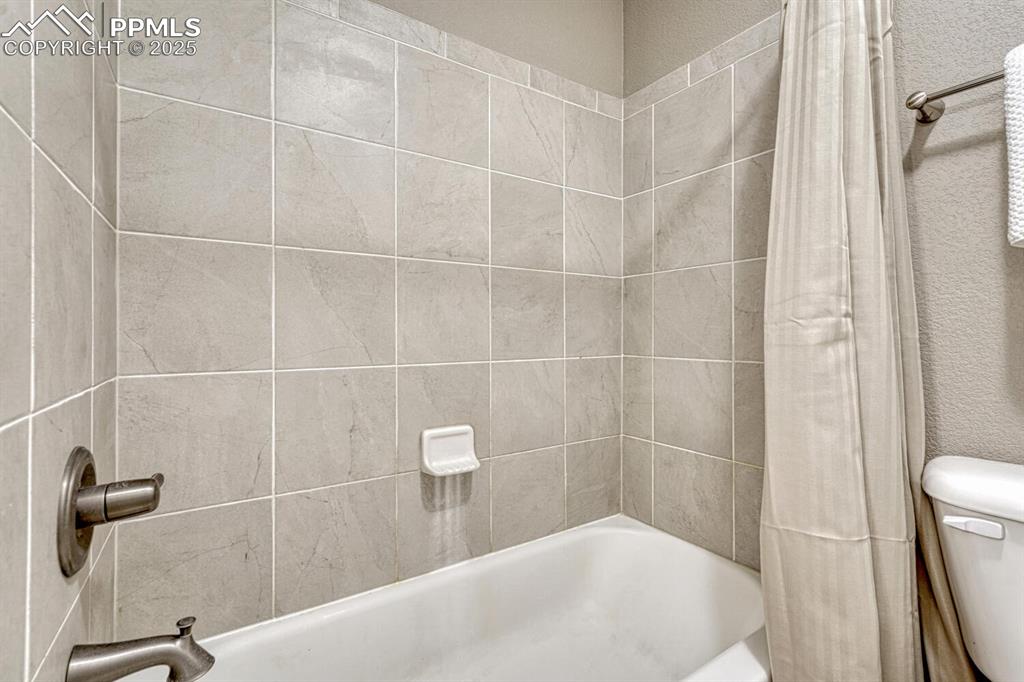 Image 33 of 50: Bathroom