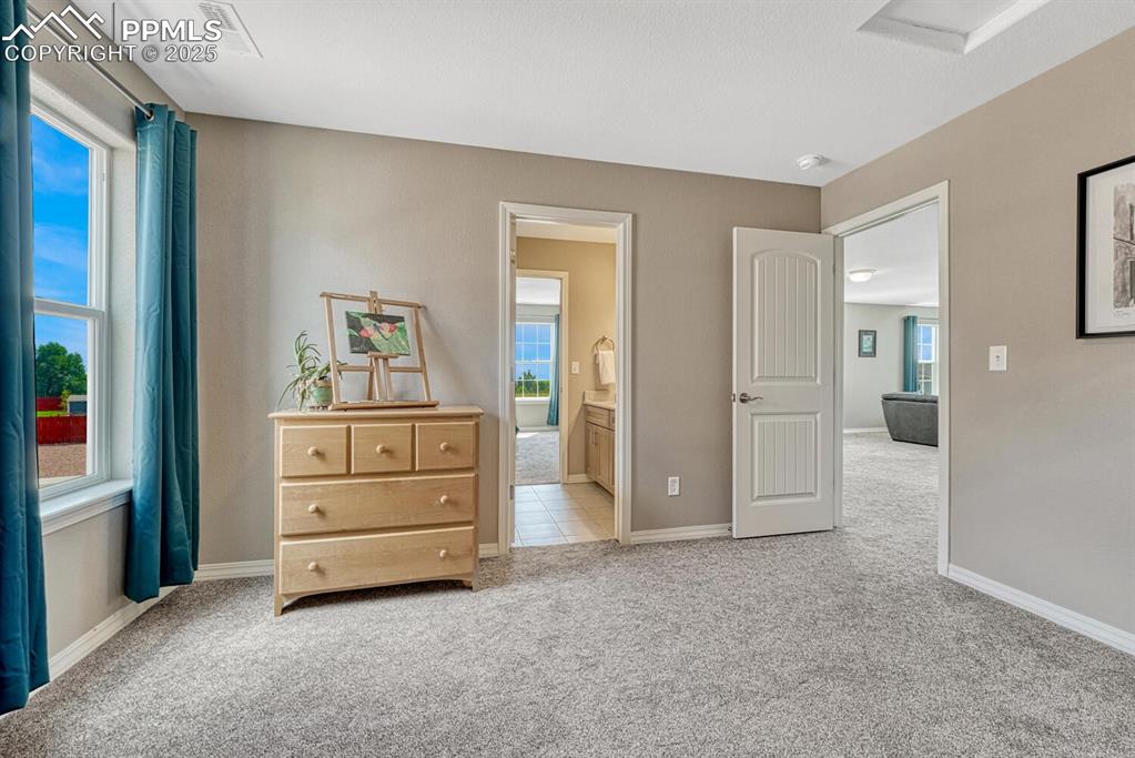 Image 34 of 50: Bedroom