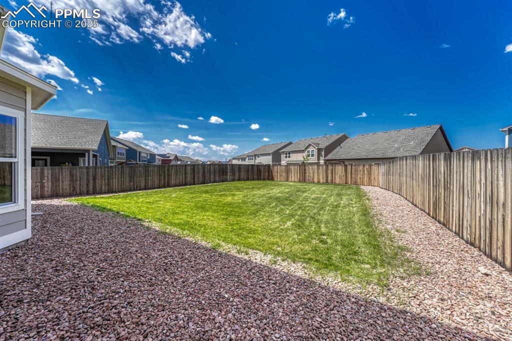 Image 45 of 50: Yard