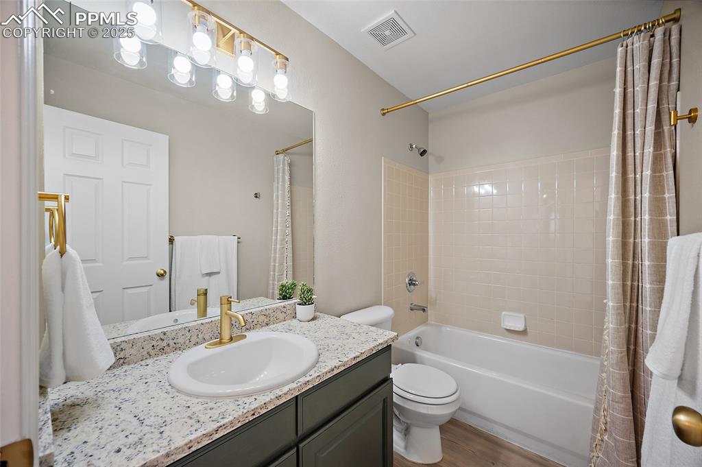Image 23 of 45: Full guest bath with new granite counter tops, refreshed cabinetry and new 