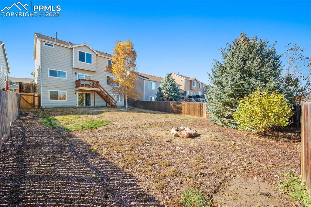 Image 35 of 45: Large backyard