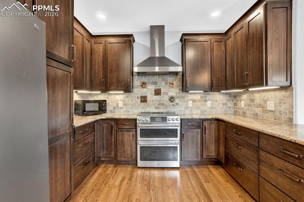 Image 12 of 49: High end appliances