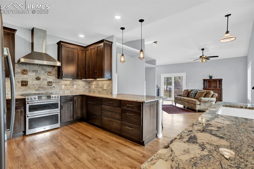 Image 13 of 49: Soft close doors and drawers