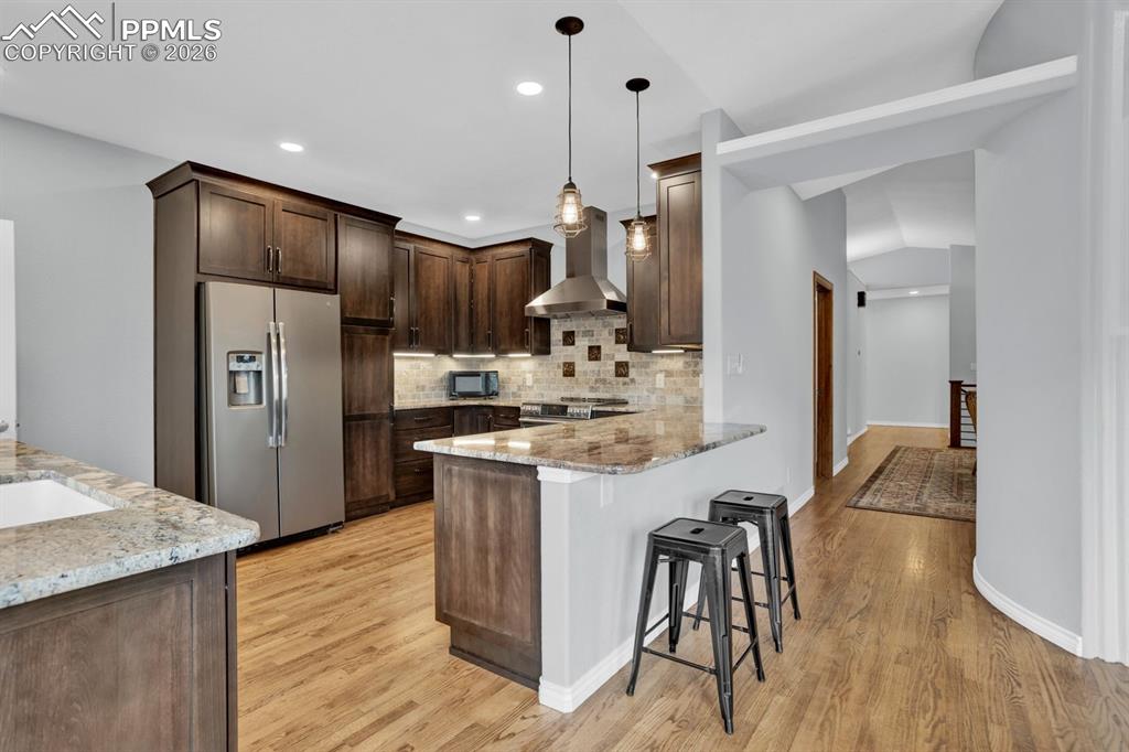 Image 14 of 49: Breakfast bar area