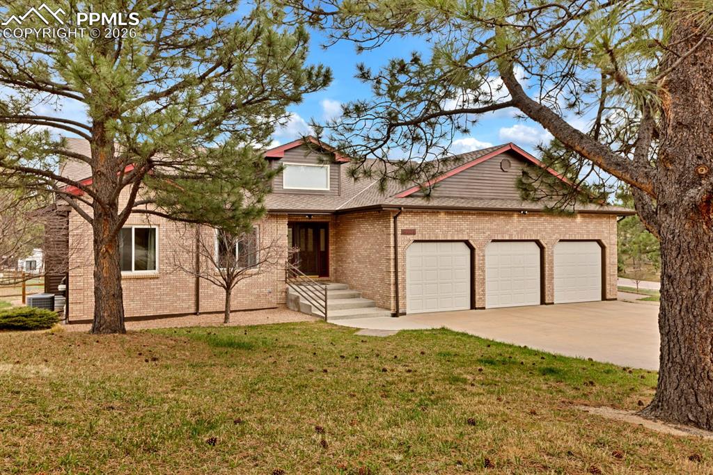 Image 2 of 49: 3 car garage / 3 car driveway