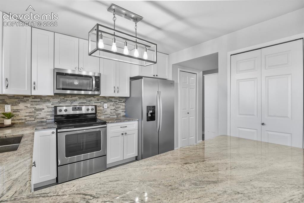 Image 17 of 50: Kitchen