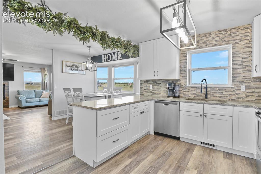 Image 18 of 50: Kitchen