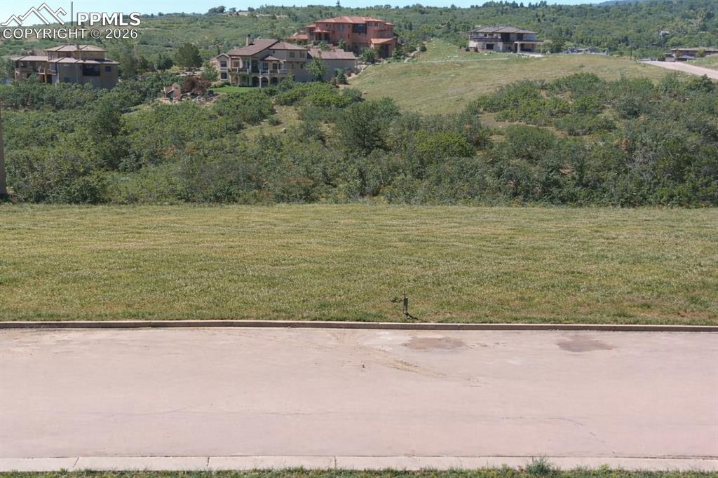 Image 5 of 8: Yard