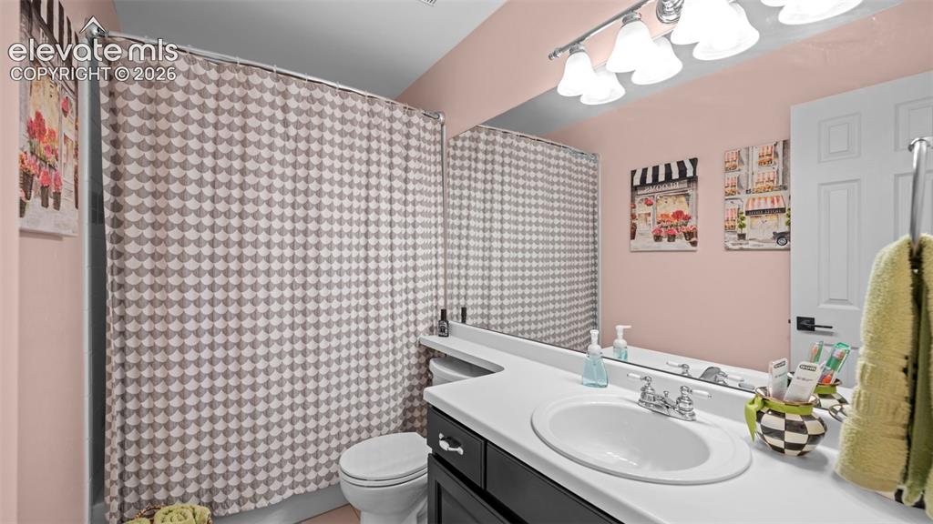 Image 15 of 30: Guest bath