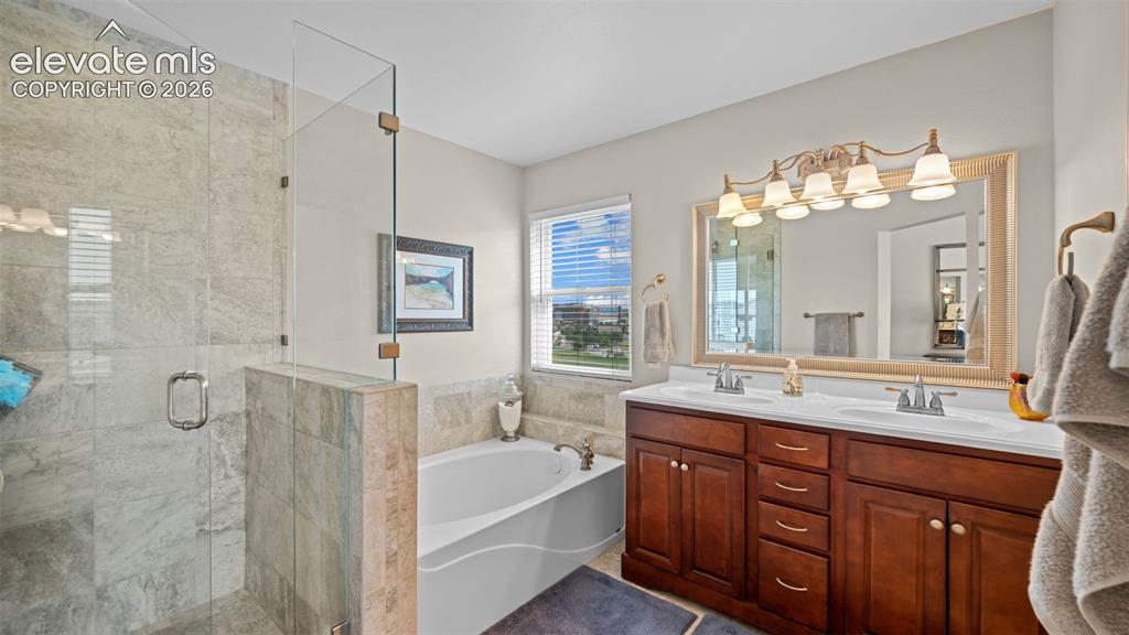 Image 19 of 30: Spacious 5 piece bath