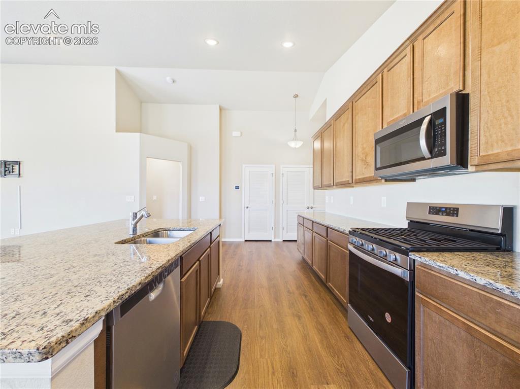 Image 13 of 43: Kitchen