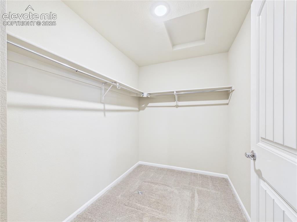 Image 27 of 43: Closet