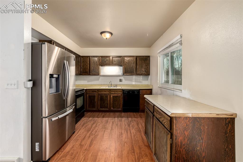 Image 13 of 41: Kitchen