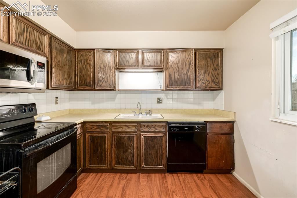 Image 15 of 41: Kitchen