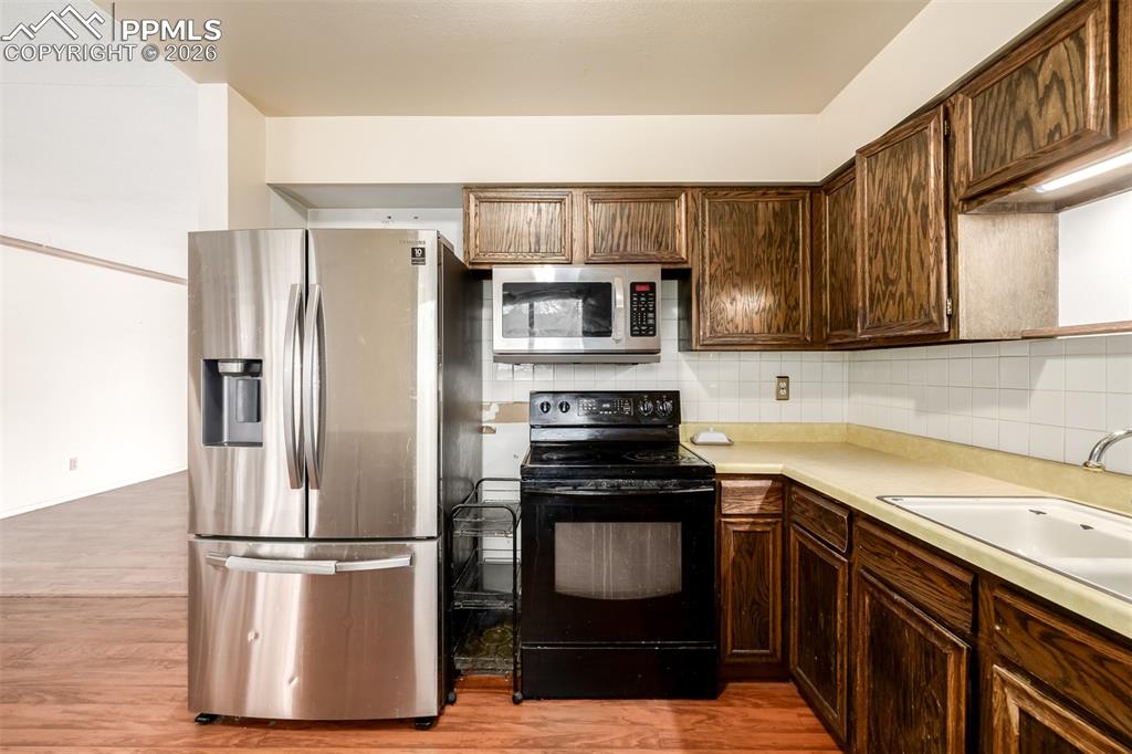 Image 16 of 41: Kitchen