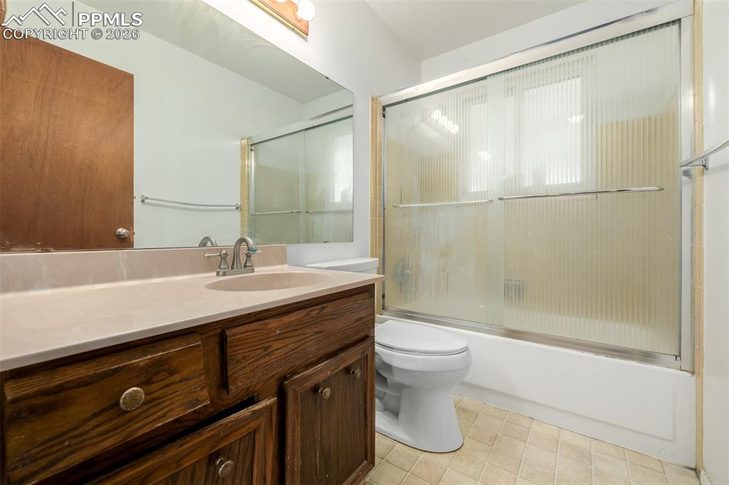 Image 21 of 41: Bathroom