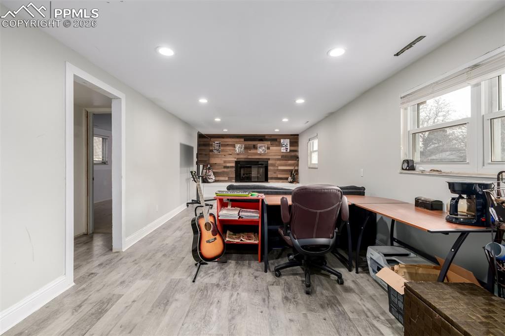 Image 23 of 41: Office