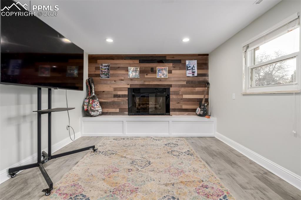 Image 27 of 41: Living Room