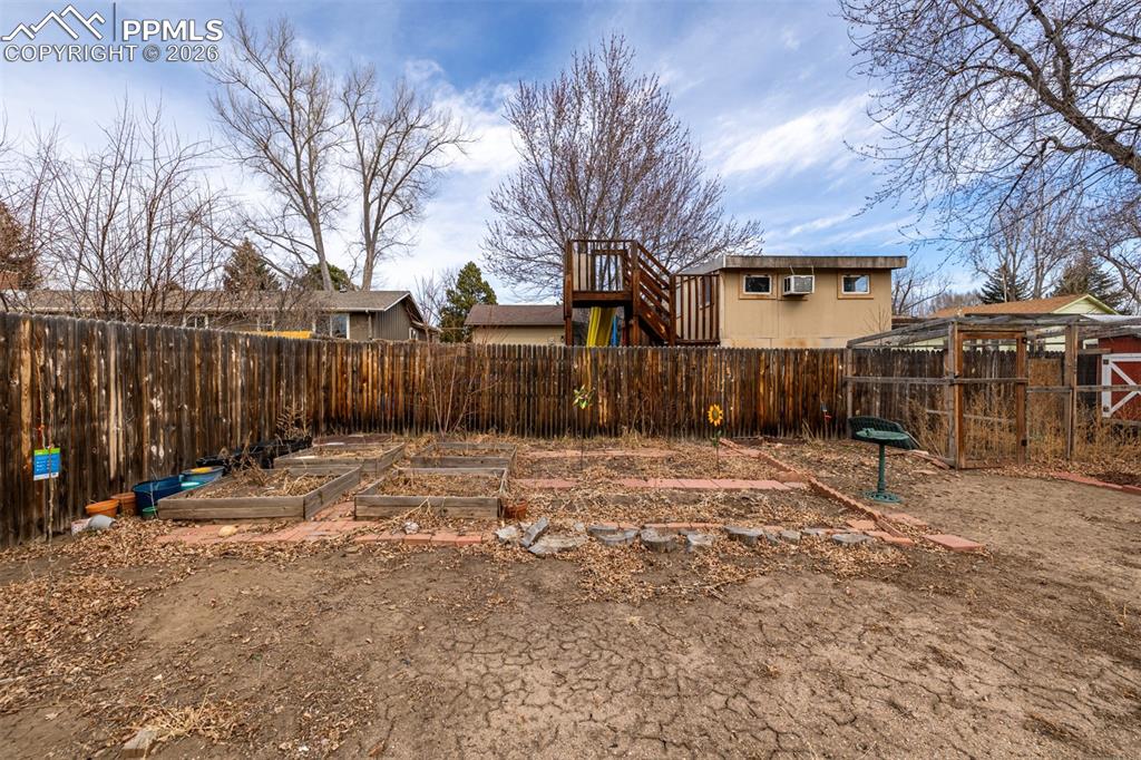 Image 35 of 41: Yard