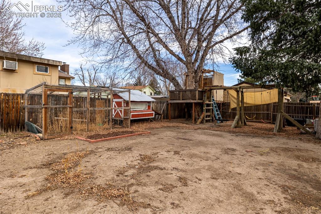 Image 37 of 41: Yard