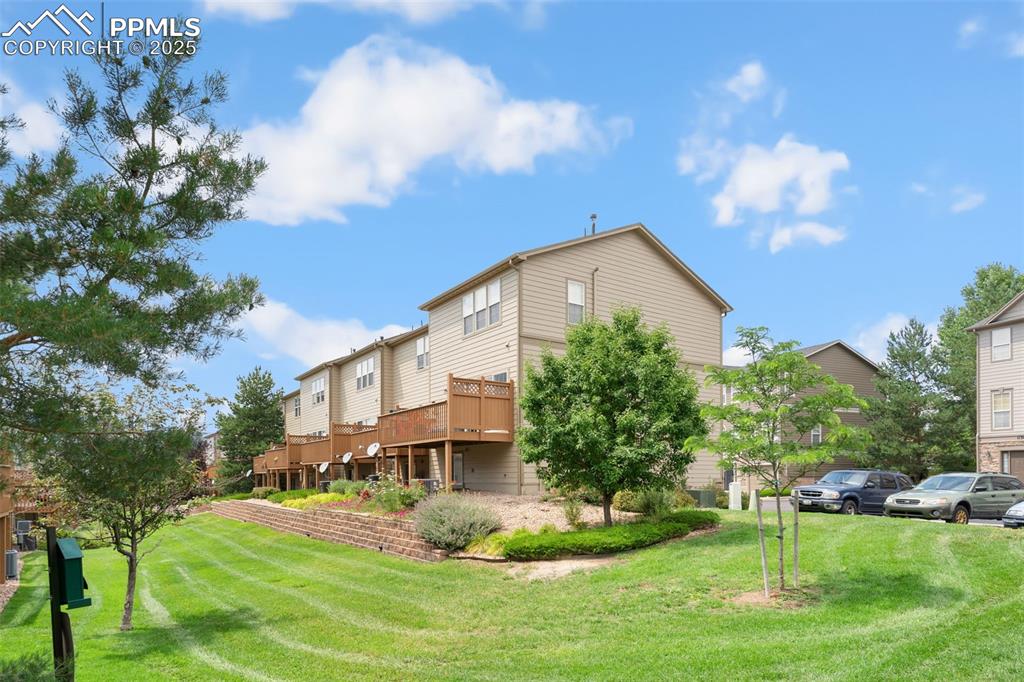 Image 33 of 35: View of green lawn