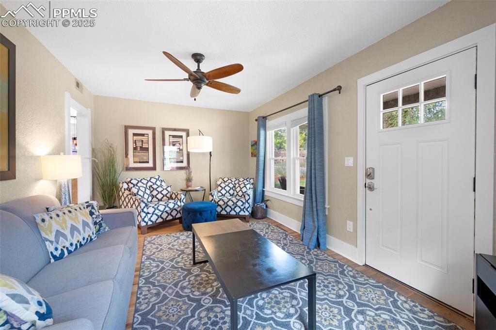 Image 5 of 42: Bright and cheerful living room