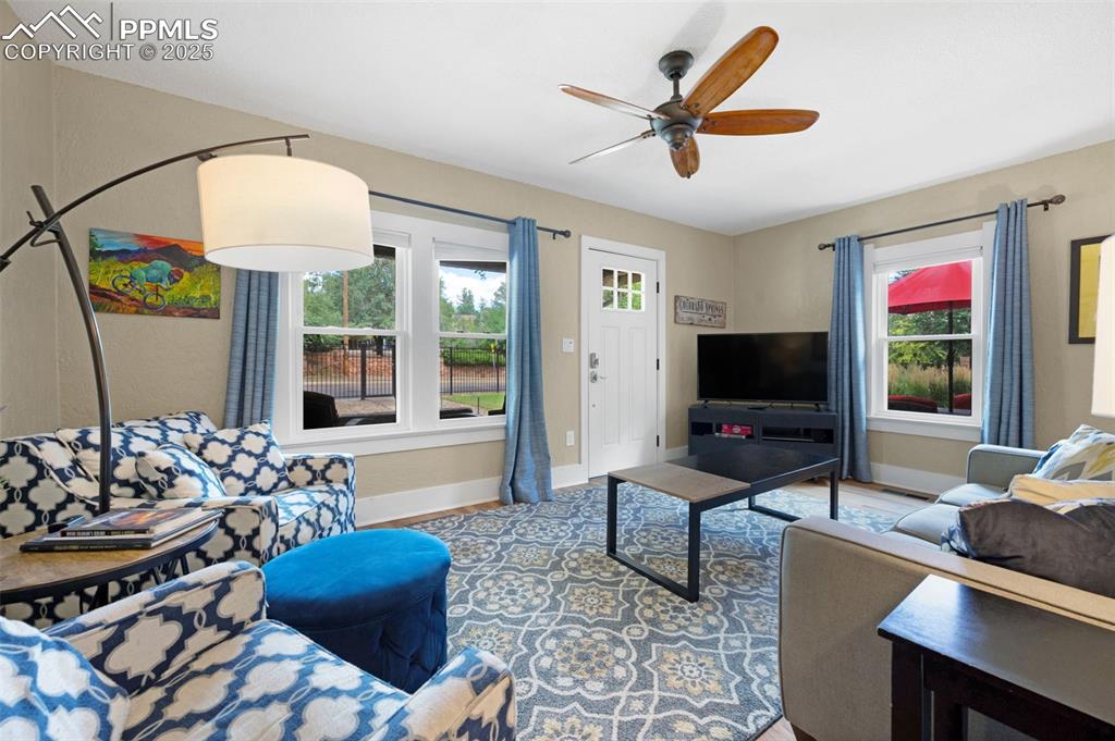 Image 6 of 42: Comfortable Living room