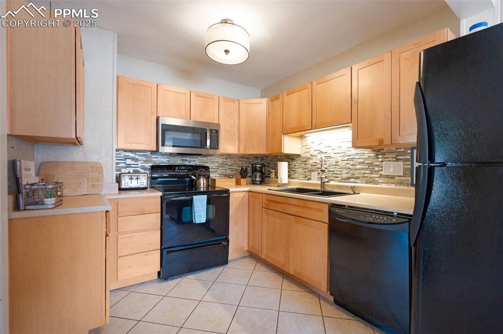 Image 8 of 42: Spacious updated kitchen