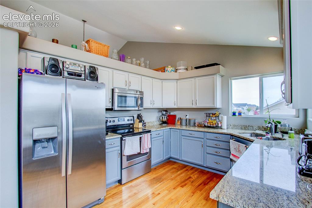 Image 10 of 39: Kitchen