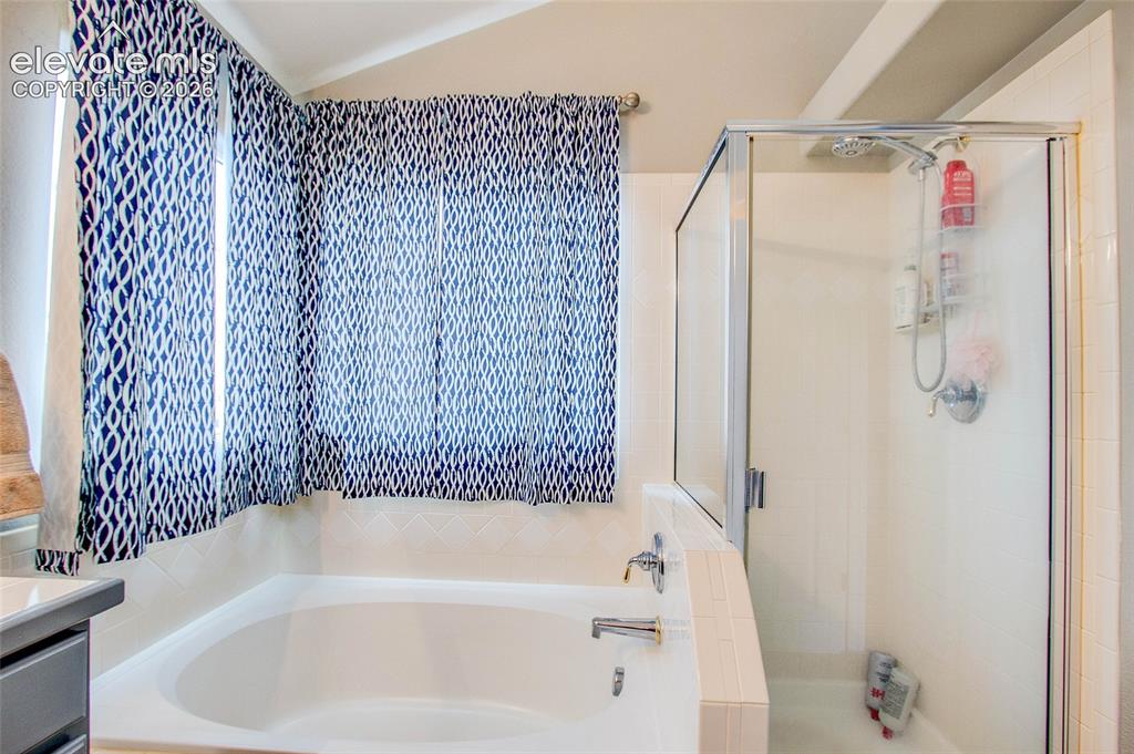 Image 28 of 39: Bathroom