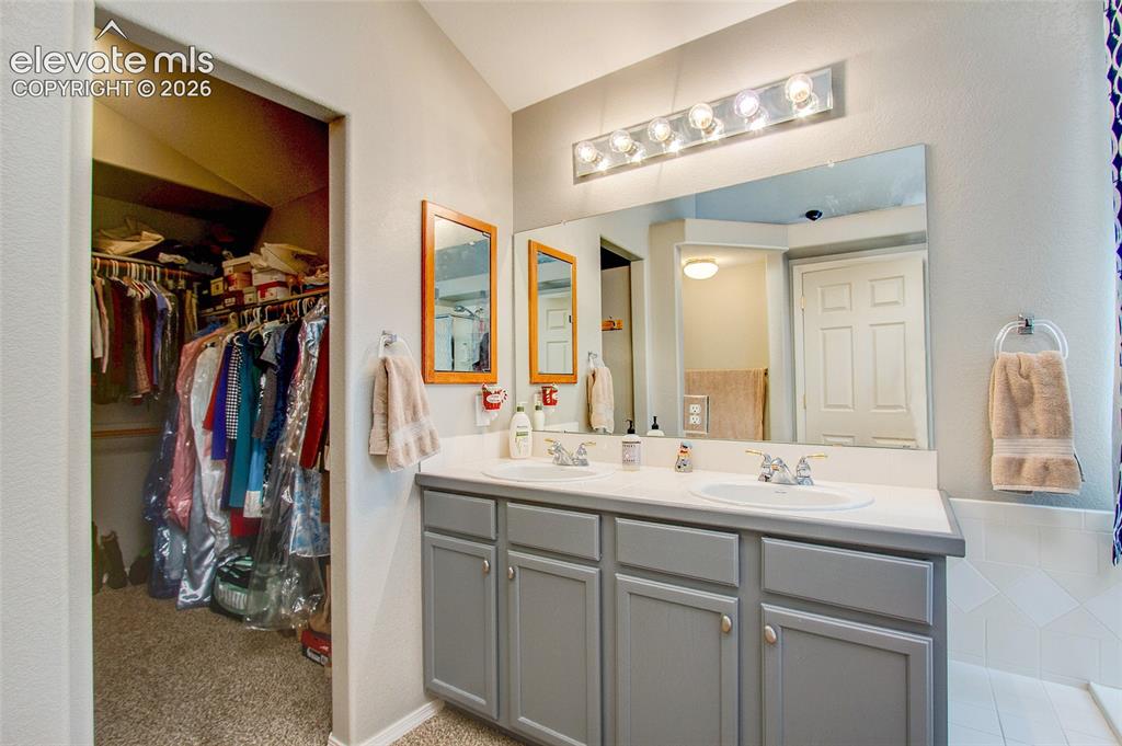 Image 29 of 39: Bathroom