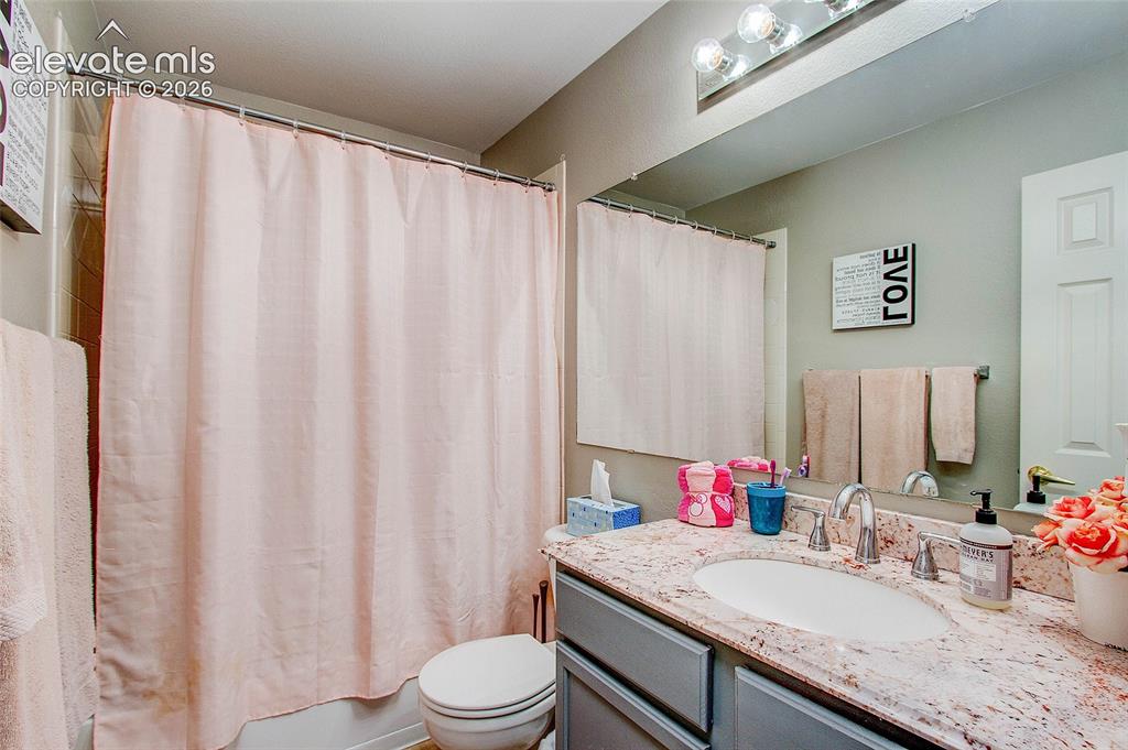 Image 34 of 39: Bathroom