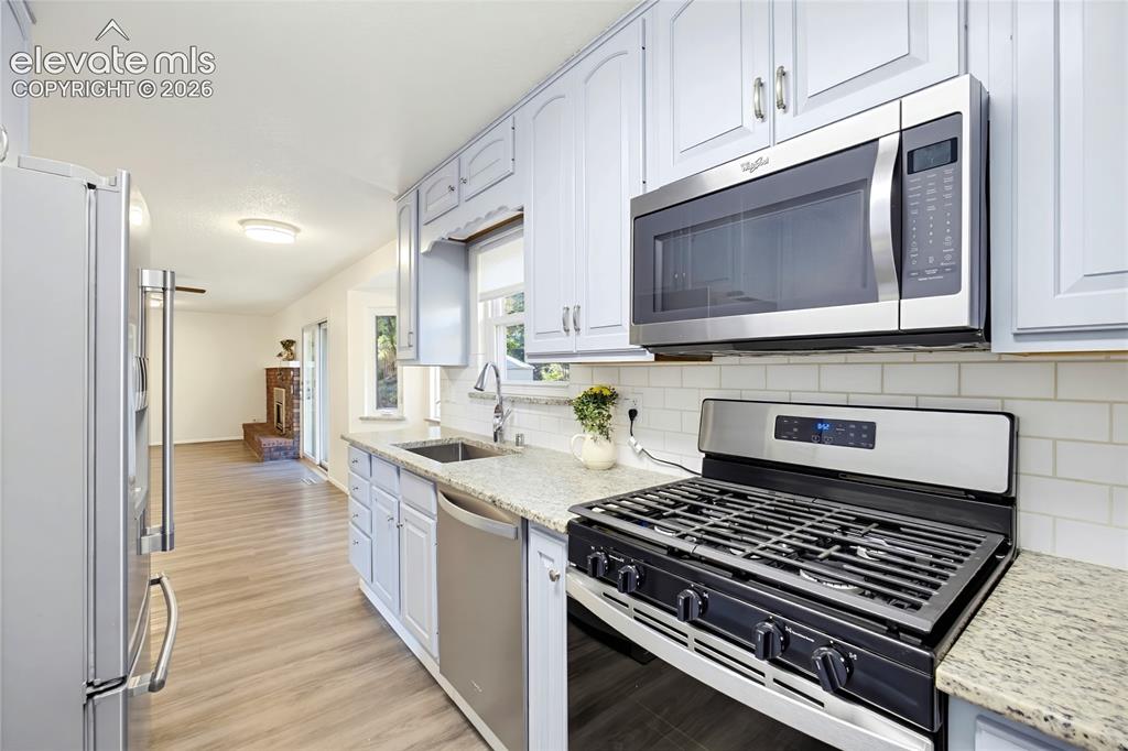 Image 10 of 50: Kitchen