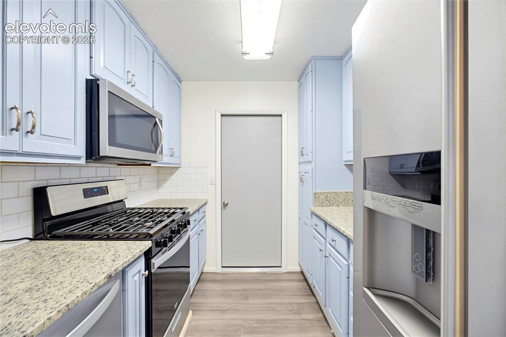 Image 11 of 50: Kitchen
