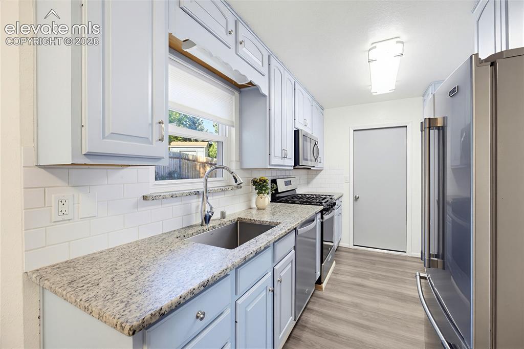 Image 9 of 50: Kitchen
