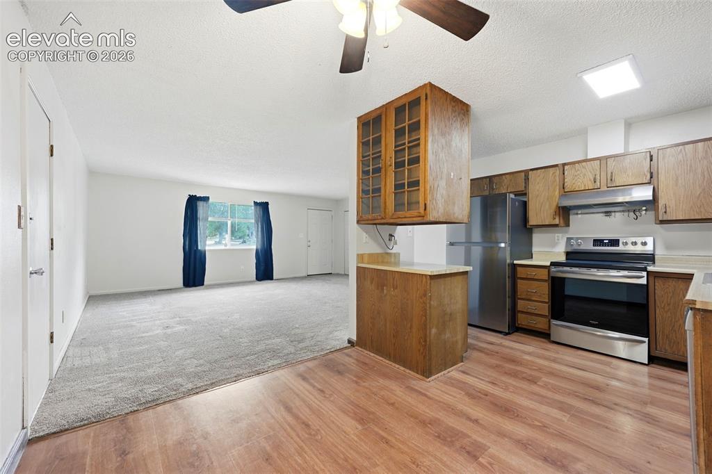 Image 16 of 47: Kitchen