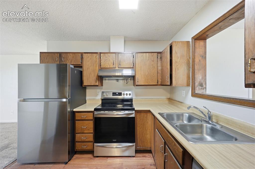 Image 17 of 47: Kitchen