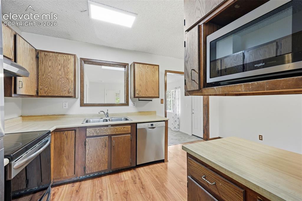 Image 18 of 47: Kitchen