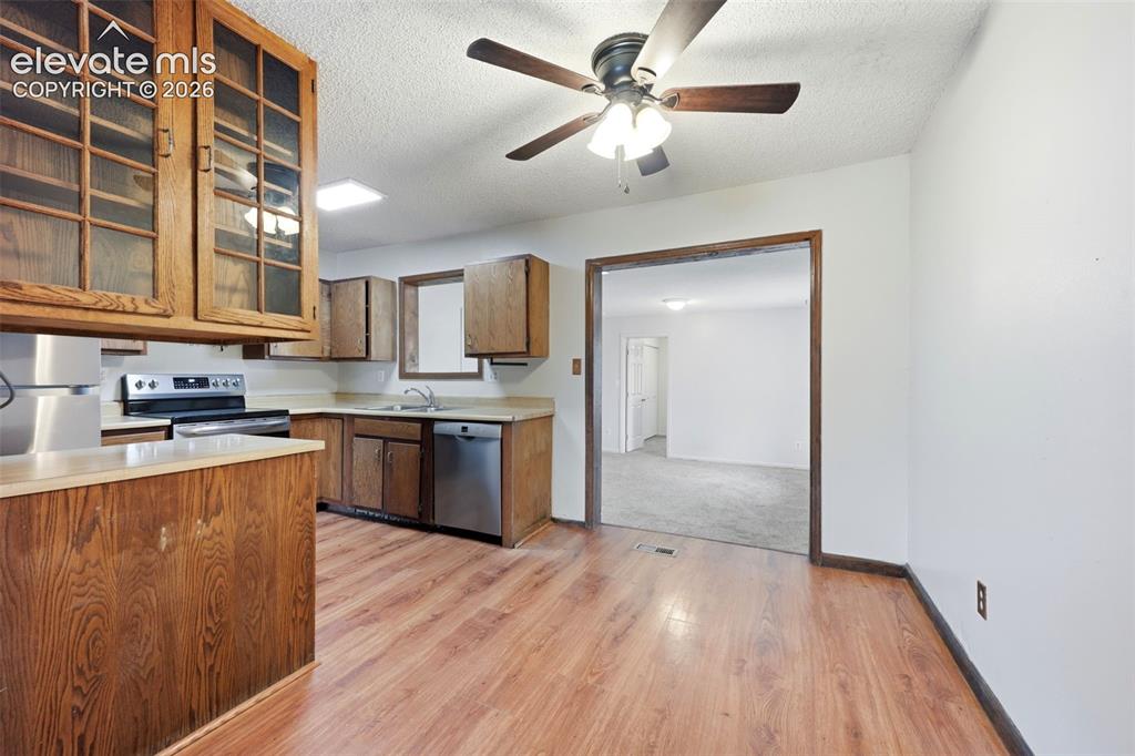 Image 19 of 47: Kitchen