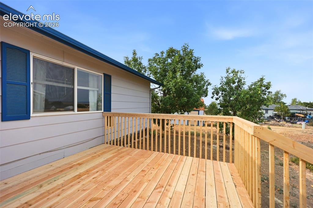 Image 35 of 47: Deck