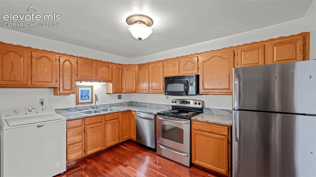 Image 17 of 38: Kitchen