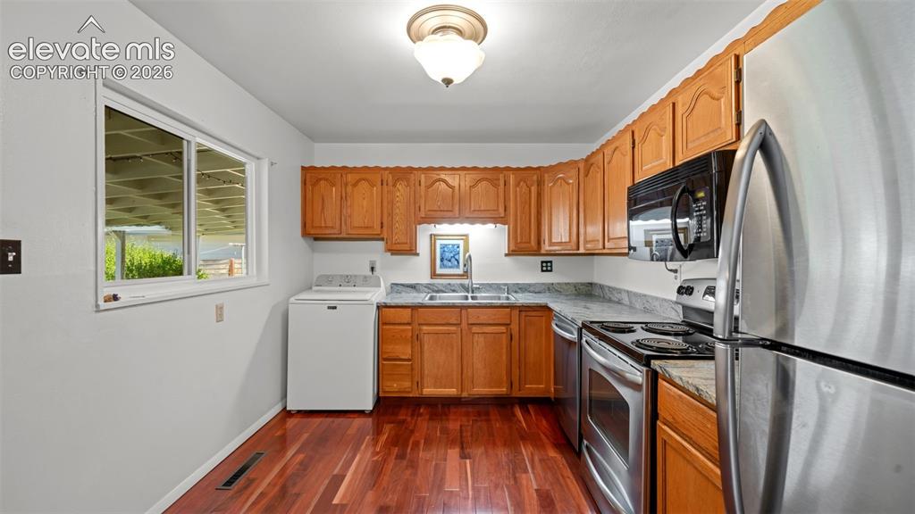 Image 18 of 38: Kitchen