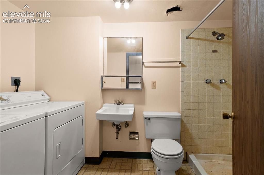 Image 18 of 29: Bathroom