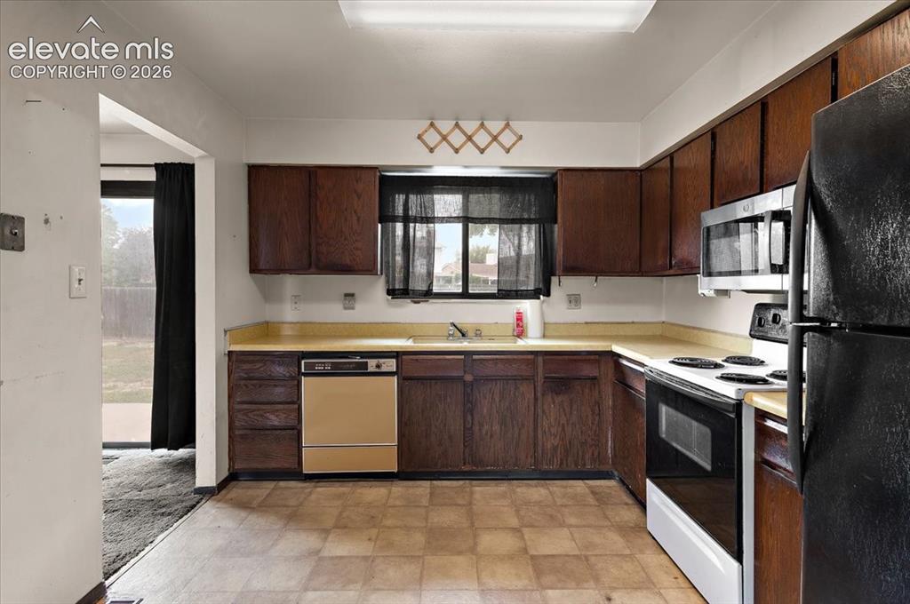 Image 7 of 29: Kitchen